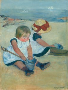 Kinder spielen am Strand