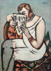 Frau in weißem Hemd (lesend)