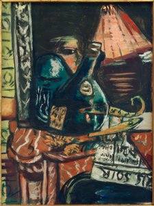 Stilleben mit schiefer Schnapsflasche und Buddha