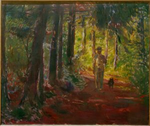 Mann auf einem Waldweg