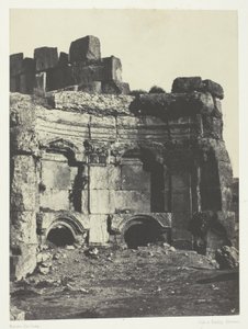 Baalbeck (Heliopolis), Halbkreis der Umfriedung der Tempel der Sonne und des Jupiter; Syrien von Maxime Du Camp