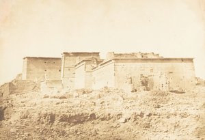 Gesamtheit des Tempels der Isis in Philae - Ansicht von Norden, April 1850 von Maxime Du Camp