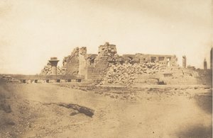 Ruinen der Hypostylhalle des Palastes von Karnak - Ansicht von Südwesten, 1849-50 von Maxime Du Camp