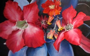 Lebendige rote und blaue Blumen von Maxine Shore