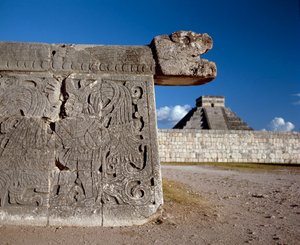 Der große Ballspielplatz und im Hintergrund das Castillo, 750-1200 von Mayan