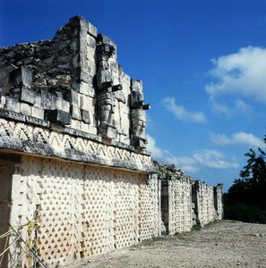 Detail der hinteren Fassade des Palastes der Masken, Spätklassische Periode (600-900 n. Chr.) von Mayan Mayan