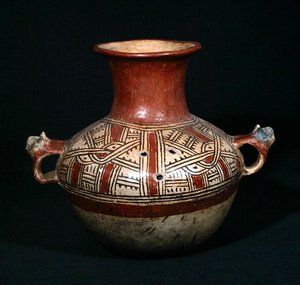 Graburne mit Löchern aus Utatlan (Cumarcaaj), Quiche, Guatemala, Zentralamerika, Postklassische Periode von Mayan Mayan