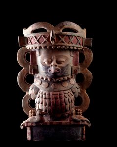 Präkolumbische Kunst, Maya-Zivilisation, klassische Periode: Räuchervase in anthropomorpher Tonform, die eine Figur mit einer Maske des Quetzalvogels darstellt. Aus Purulha, Guatemala. Guatemala, Museo Nazionale di Archeologia e Etnologia von Mayan Mayan