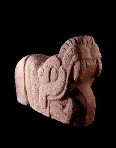 Präkolumbianische Kunst, Maya-Zivilisation, Klassik: schlangenförmiger Steintenon mit weit geöffnetem Maul aus Escuintla, Guatemala. Guatemala, Museo Nazionale di Archeologia e Etnologia von Mayan Mayan