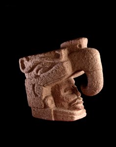 Präkolumbische Kunst, Maya-Zivilisation, präklassische Periode: Steinskulptur, die einen Männerkopf zeigt, der aus dem Mund eines zoomorphen Gottes hervorgeht, der dem Himmelsvogel ähnelt. Guatemala, Museo Nazionale di Archeologia e Etnologia von Mayan Mayan