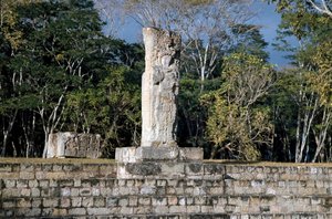 Die Stele 2 mit Blick auf den Ballplatz, 652 n. Chr. von Mayan Mayan
