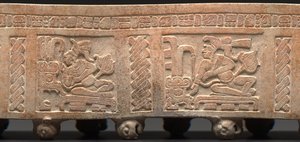 Dreibeinzylinder, geschnitzt: Thronender Herr mit glyphischem Text, 650-900 n. Chr. von Mayan Mayan