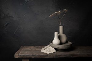 Modernes Vasenstillleben von Mayra Pama