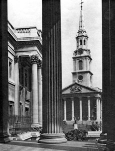 St Martin-in-the-Fields zwischen den Säulen der National Gallery, London, 1926-1927
