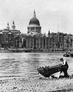 Thames-Wassermann und sein Boot am Strand von Bankside, London von McLeish