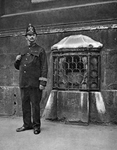 Der London Stone in der Mauer von St Swithins, Cannon Street, London, 1926-1927 von McLeish
