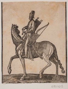 Berittener Soldat, Profil nach rechts; er trägt sein Schwert und seinen Bogen auf der linken Seite und den Köcher auf der rechten Seite