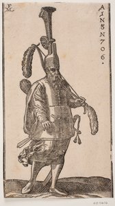 Stehender Soldat, nach rechts gewandt; Kopfbedeckung mit sehr hohem aufrechtem Federbusch; in der linken Hand ein Bogen mit großen Federn an beiden Enden; in der rechten Hand ein Pfeil; auf dem Rücken ein Köcher und an der Seite ein Schwert