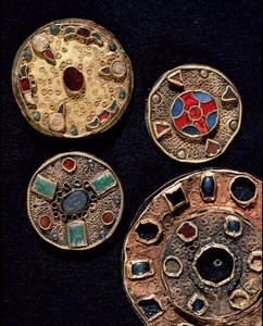 Archäologie des Mittelalters. Barbarische Kunst Galliens: Fibeln (aus dem Lateinischen fibula, was Befestigung bedeutet) in Goldsilberarbeiten im Filigranstil, polychromer Stil. Frankreich, Merowingerzeit, 6.-7. Jahrhundert. Straßburg, Archäologisches Muse