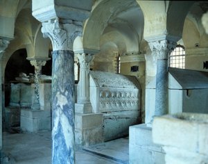 Merowingische Kunst: Blick auf die Krypta der Abtei von Jouarre. 7. Jahrhundert n. Chr. von Merovingian