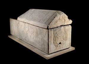 Merowingische Kunst: Sarkophag von Charenton sur Cher, 7. Jahrhundert. von Merovingian