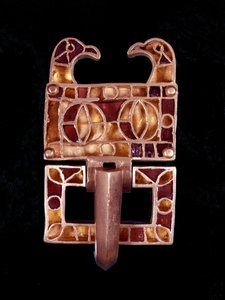 Schmuckstück mit Vogelköpfen (Frankreich) aus dem 6. Jahrhundert. Musée de Saint-Germain-en-Laye