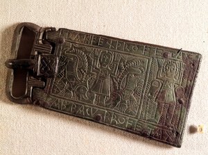 Merowingische Kunst: Bronzegürtelschnalle des Burgunderreichs (barbarisches Volk) darstellend Daniel in der Löwengrube. 550-626. Aus Franche-Comté. Nationalmuseum für Archäologie, Saint Germain en Laye