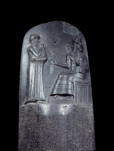 Mesopotamien: Stele aus Diorit mit dem Gesetzescode von Hammurabi. Sie ist mit Keilschriftinschriften bedeckt und oben steht König Hammurabi vor dem Sonnengott Mesopotamiens, Shamash, der Gottheit der Gerechtigkeit von Mesopotamian