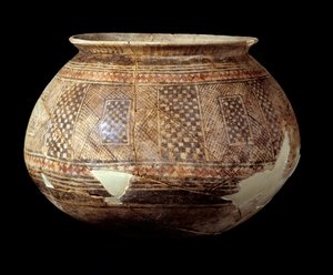 Orientalische Kunst: Vase mit geometrischem Dekor im Stil von Halaf von Mesopotamian Mesopotamian