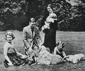 Königliche Familie als glückliche Gruppe von Hundeliebhabern, 1937
