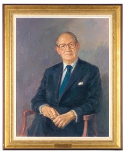 Porträt von Lord Aldington, sitzend im dunklen Anzug