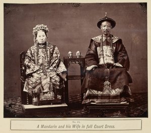 Ein Mandarin und seine Frau in voller Hofkleidung von Milton M. Miller