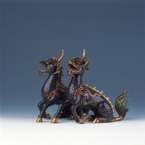 Paar sitzende Qilin