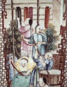 Detail von einer Vase, die Männer beim Färben von Seide darstellt