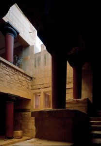 Minoische Kunst: Blick auf das Innere des Palastes von König Minos in Knossos, östliche Treppe und Oberlicht. 1600-1400 v. Chr. Kreta