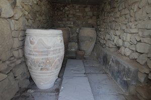Minoische archäologische Stätte von Phaistos. Das Magazin der riesigen Pithoi (Lagerkrüge)