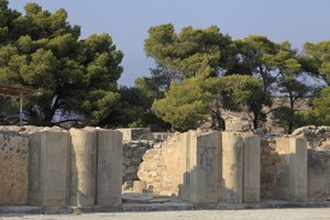 Minoische archäologische Stätte von Phaistos. Tor des Nordflügels, das sich vom zentralen Hof öffnet. Der Nordflügel ist der wichtigste Flügel des Palastes, da angenommen wird, dass er die „Königlichen Gemächer“ beherbergte. von Minoan