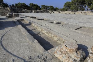 Minoische archäologische Stätte von Phaistos. Gesamtansicht des zentralen Hofes von den Heiligtümern des Westflügels. Der zentrale Hof ist ein grundlegendes architektonisches Element des minoischen Palastes. Er ist ein Kern, um den die verschiedenen Flügel von Minoan