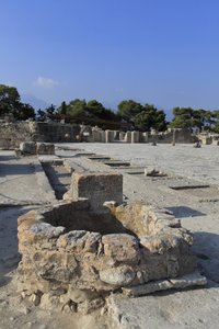 Minoische archäologische Stätte von Phaistos. Gesamtansicht des zentralen Hofes von den Heiligtümern des Westflügels. Der zentrale Hof ist ein grundlegendes architektonisches Element des minoischen Palastes. von Minoan