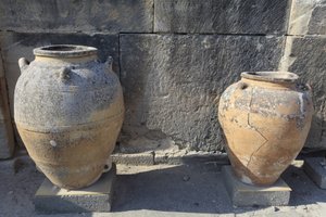 Minoische archäologische Stätte von Phaistos. Große Pithoi (Lagerkrüge), gefunden am zentralen Hof. Kreta. von Minoan