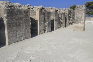 Minoische archäologische Stätte von Phaistos. Die westlichen Magazine. Großes Komplex der Palastlager. Es besteht aus dem Vorraum, dem Korridor der Lager und den Lagern selbst. Rechts und links des Korridors befanden sich 11 Magazine, in denen von Minoan
