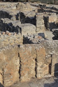 Minoische archäologische Stätte von Phaistos. Blick über den Nordostkomplex. Komplex von vier Räumen, die direkt an den alten Palast angrenzen. Diese Räume wurden verwendet, um wertvolle rituelle Gefäße zu lagern. Die berühmte „Phaistos-Scheibe“ mit hierog von Minoan