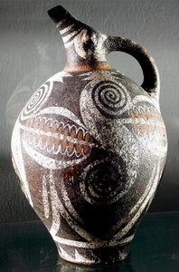 Minoische Kunst: Keramikkrug mit polychromen Zeichnungen. Aus Phaistos. Archäologisches Museum, Heraklion, Kreta