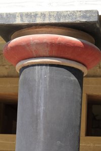 Minoische archäologische Stätte von Knossos. Detail einer Säule der Halle der Doppelaxt und des Königinnenmegarons des Palastes des Königs Minos. Knossos, Kreta.