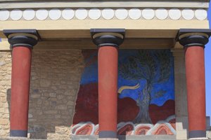 Minoische archäologische Stätte von Knossos. Nordeingang, Nordpfeilerhalle. Bastion, rekonstruiert von Arthur Evans, wo er eine Kopie eines restaurierten Relief-Freskos eines Stiers anbrachte. Knossos, Kreta.