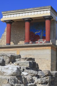 Minoische archäologische Stätte von Knossos. Nordeingang, Nordpfeilerhalle. Bastion rekonstruiert von Arthur Evans, wo er eine Kopie eines restaurierten Relief-Freskos eines Stiers platzierte. Knossos, Kreta