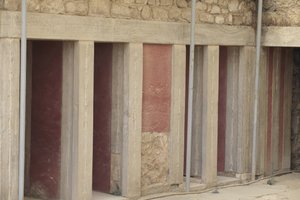 Minoische archäologische Stätte von Knossos. Westflügel neben dem „dreiteiligen Schrein“. Raum mit zwei großen rechteckigen Lagerräumen, die in den Boden eingelassen sind. Sie waren voller Tonvasen und wertvoller Objekte, darunter die berühmten Statuetten,
