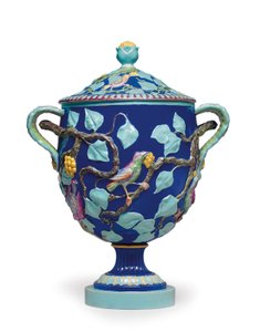 Englische Majolika-Zweihandvase mit Deckel, Mitte des 19. Jahrhunderts
