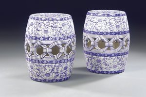 Ein Paar blau-weiße Gartensitze, ca. 1860 von Mintons Ltd