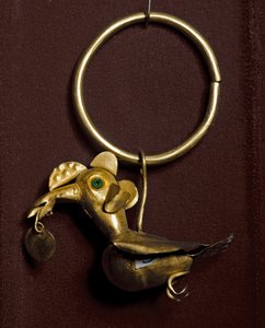 Präkolumbianische Kunst, Mochica-Kultur (Ugly, Mochica): Ohrring mit Vogel aus Gold. 200-500 n. Chr. Private Sammlung